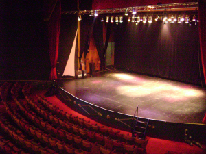 El fino espacio escenico