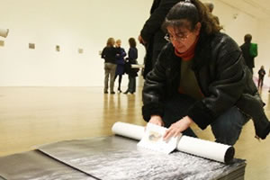 Invitan al público en el Malba a llevarse parte de las obras