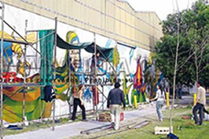Estudiantes extienden mural en La Plata