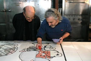 Quino visitó el taller de Metrovías para ver los preparativos de su mural 