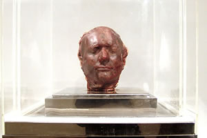 Una escultura hecha con sangre real se expone en Londres