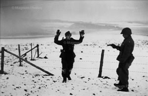 An American soldier capturing a German soldier, de Robert Capa