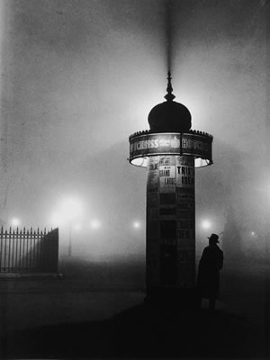 Colonne Morris dans le brouillard, de  Brassai