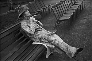 Hyde Park in the grey drizzle, de Henri Cartier Bresson