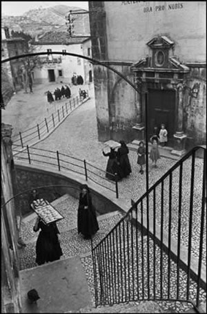 ITALY  Abruzzi  Village of L'Aquila., de Henri Cartier Bresson
