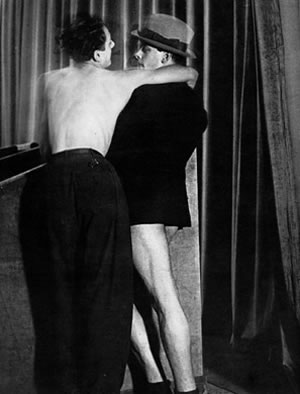 Joven pareja usando un traje dos en uno, de  Brassai
