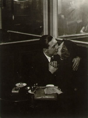 Lovers in bistro, de  Brassai