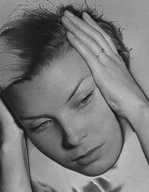 Mano en la sien, de  Man Ray