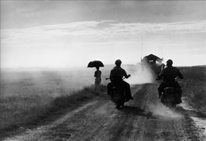 A French military convoy, de Robert Capa