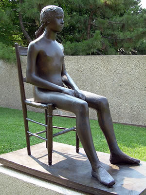 Niña sentada en una silla, de Giacomo  Manzú