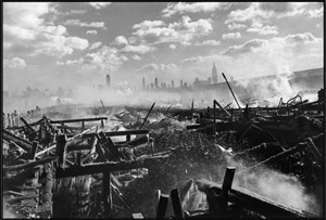 Usa fire in Hoboken facing Manhatan, de Henri Cartier Bresson